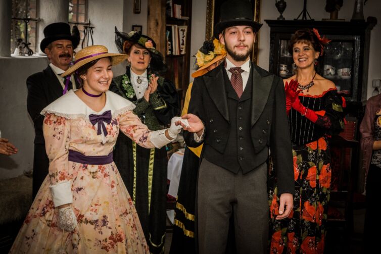 Dámy a páni v kostýmoch z 19teho storočia, podujatie Menzúra v roku 2015