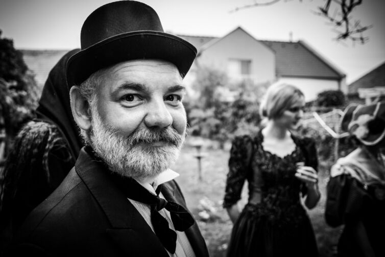 Dámy a páni v kostýmoch z 19teho storočia, podujatie Menzúra v roku 2015