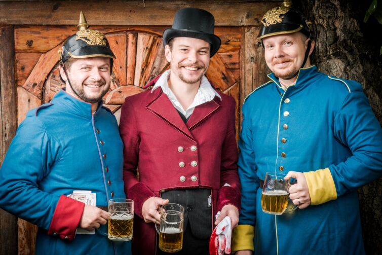 Páni v kostýmoch z 19teho storočia, podujatie Menzúra v roku 2015