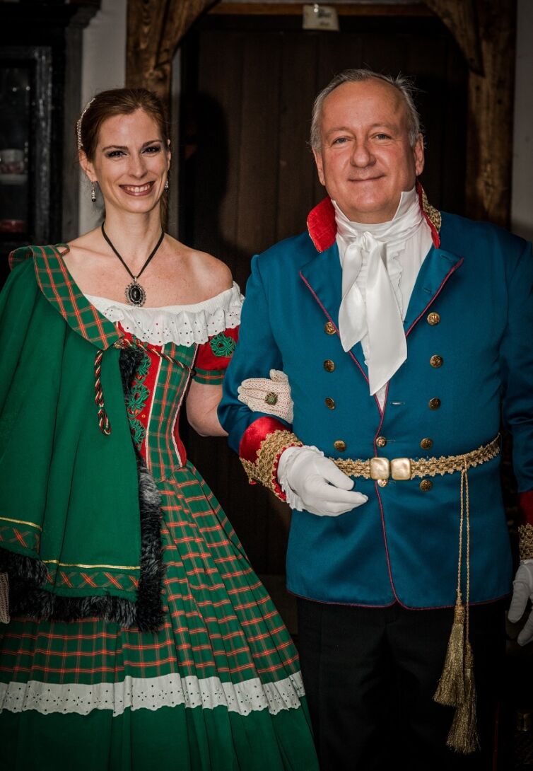 Dáma a pán v kostýmoch z 19teho storočia, podujatie Menzúra v roku 2015