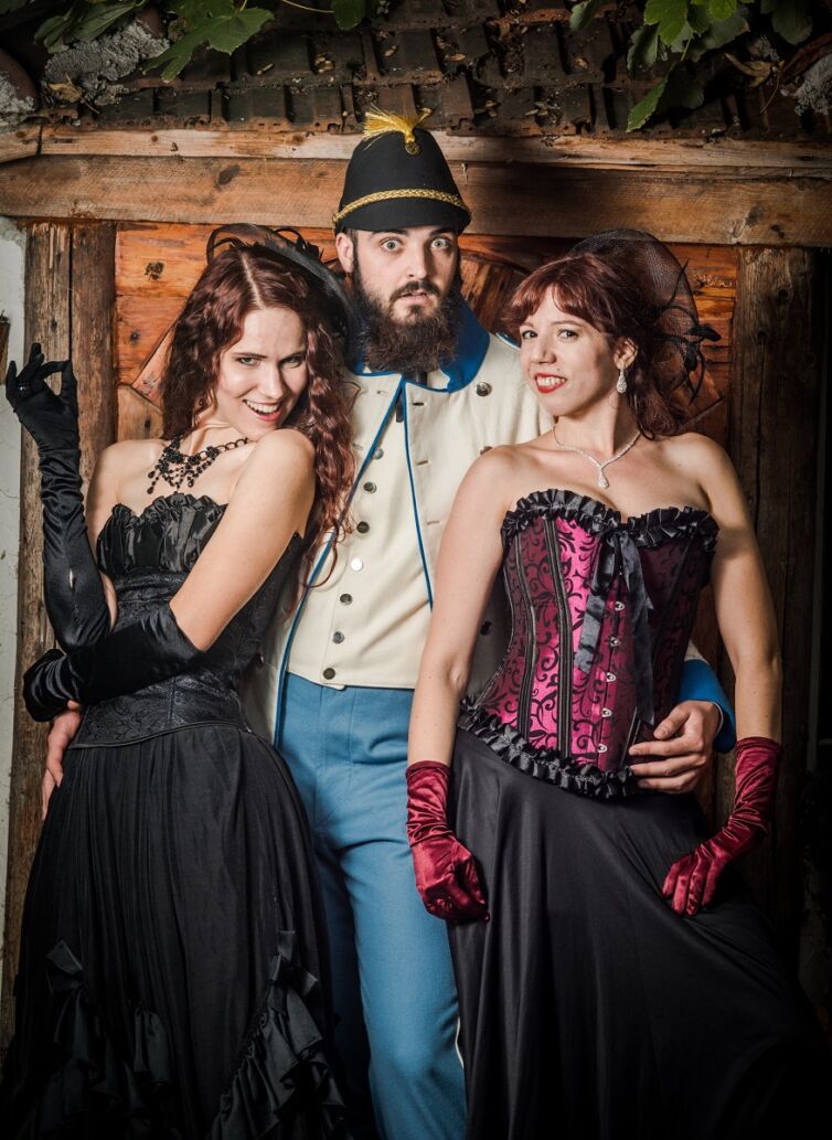 Dámy a pán v kostýmoch z 19teho storočia, podujatie Menzúra v roku 2015