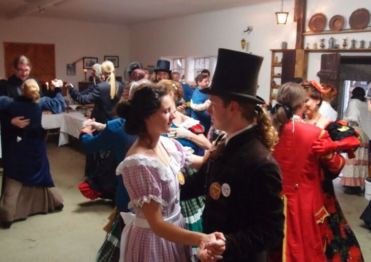 Dámy a páni v kostýmoch z 19teho storočia, podujatie Menzúra v roku 2015