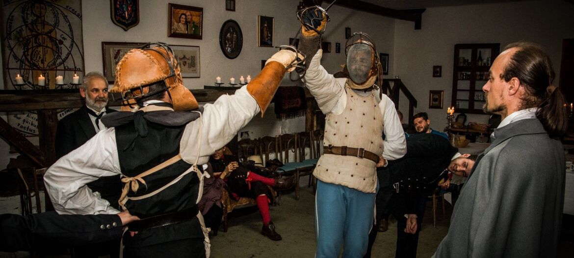 Šermujúci páni v kostýmoch z 19teho storočia, podujatie Menzúra v roku 2015
