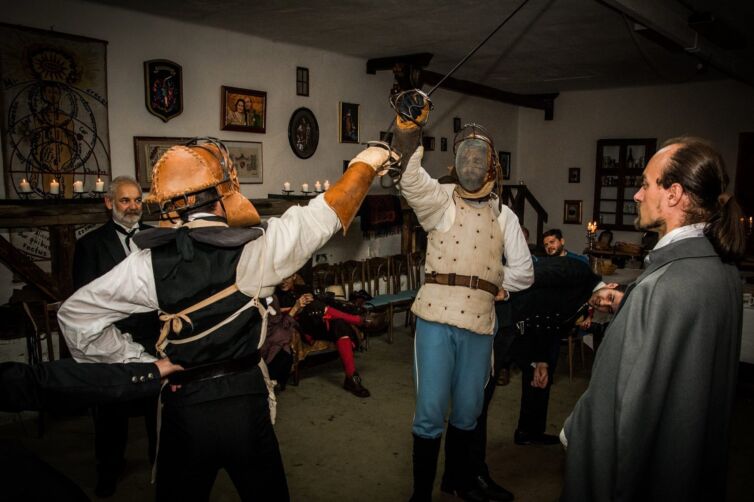 Šermujúci páni v kostýmoch z 19teho storočia, podujatie Menzúra v roku 2015
