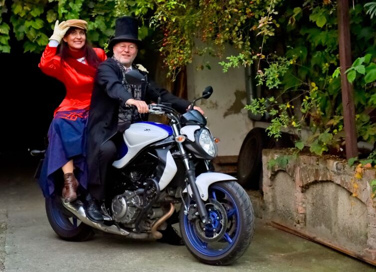 Šermiarske podujatie Menzúra 2016, dámy a páni v kostýmoch z 19teho storočia