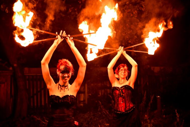 Šermiarske podujatie Menzúra 2016, dámy a ohňová show