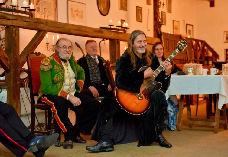 Šermiarske podujatie Menzúra 2016, dámy a páni v kostýmoch z 19teho storočia