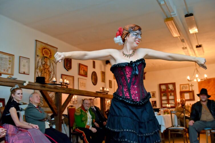 Šermiarske podujatie Menzúra 2016, dámy a páni v kostýmoch z 19teho storočia