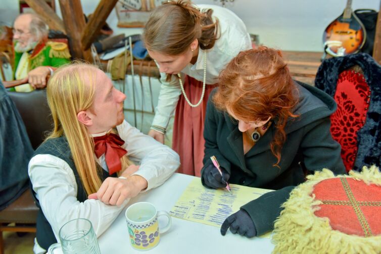 Šermiarske podujatie Menzúra 2016, dámy a páni v kostýmoch z 19teho storočia