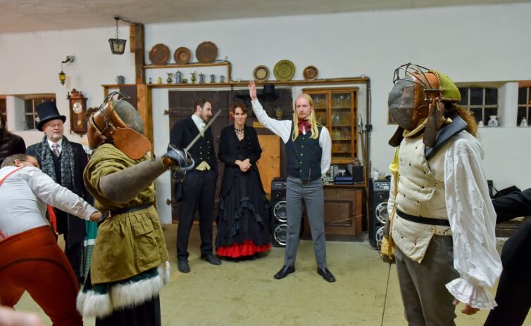 Šermiarske podujatie Menzúra 2016, dámy a páni v kostýmoch z 19teho storočia