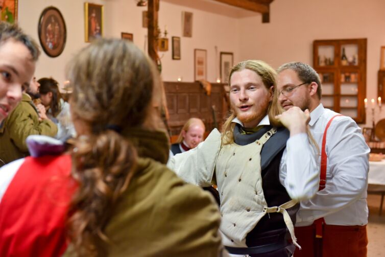 Šermiarske podujatie Menzúra 2016, dámy a páni v kostýmoch z 19teho storočia