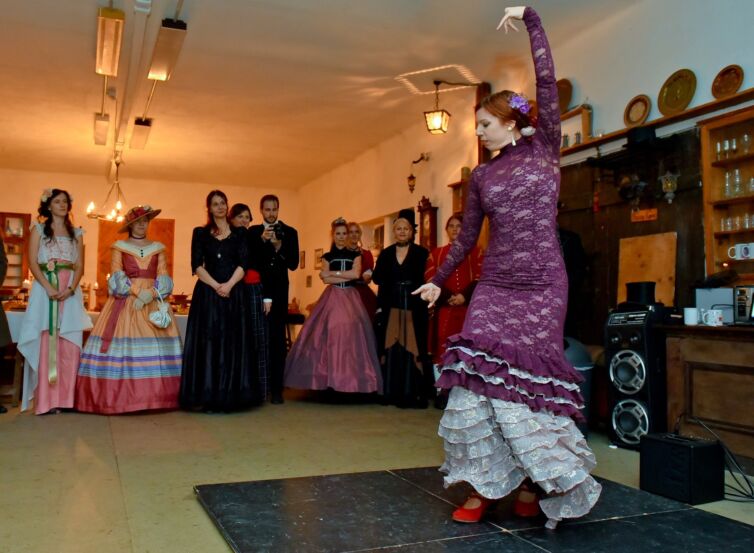 Šermiarske podujatie Menzúra 2016, dámy a páni v kostýmoch z 19teho storočia