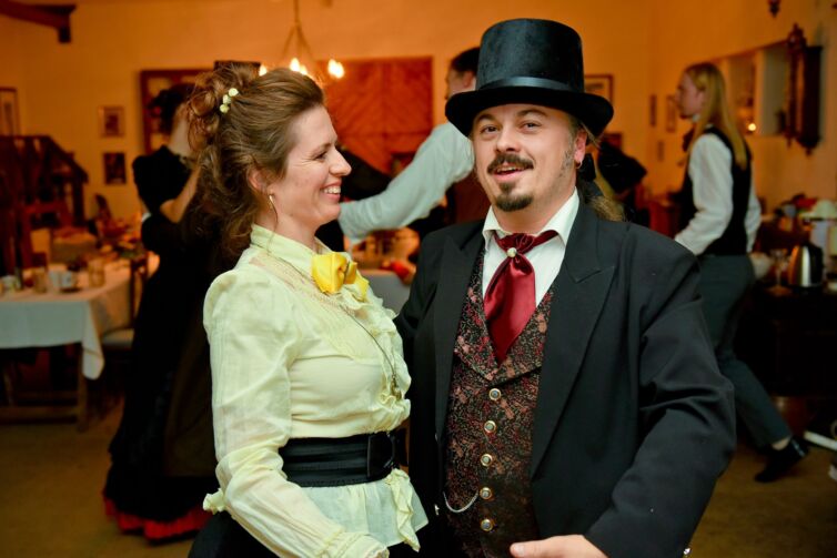 Šermiarske podujatie Menzúra 2016, dámy a páni v kostýmoch z 19teho storočia