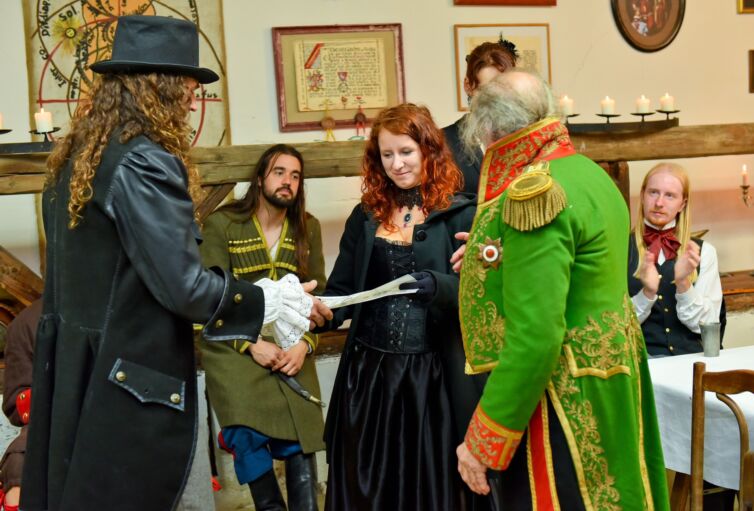 Šermiarske podujatie Menzúra 2016, dámy a páni v kostýmoch z 19teho storočia