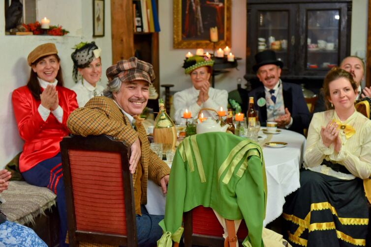 Šermiarske podujatie Menzúra 2016, dámy a páni v kostýmoch z 19teho storočia