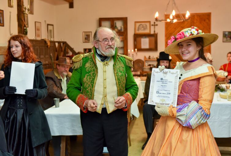 Šermiarske podujatie Menzúra 2016, dámy a páni v kostýmoch z 19teho storočia