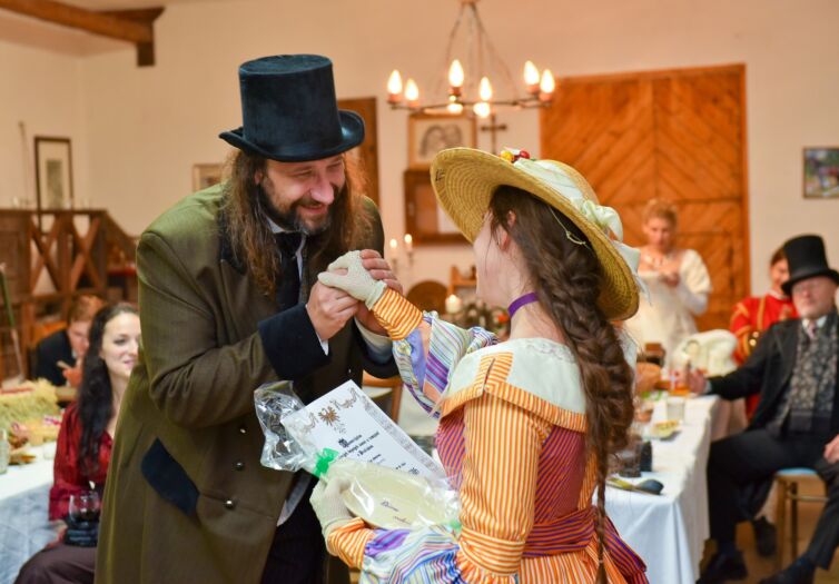 Šermiarske podujatie Menzúra 2016, dámy a páni v kostýmoch z 19teho storočia