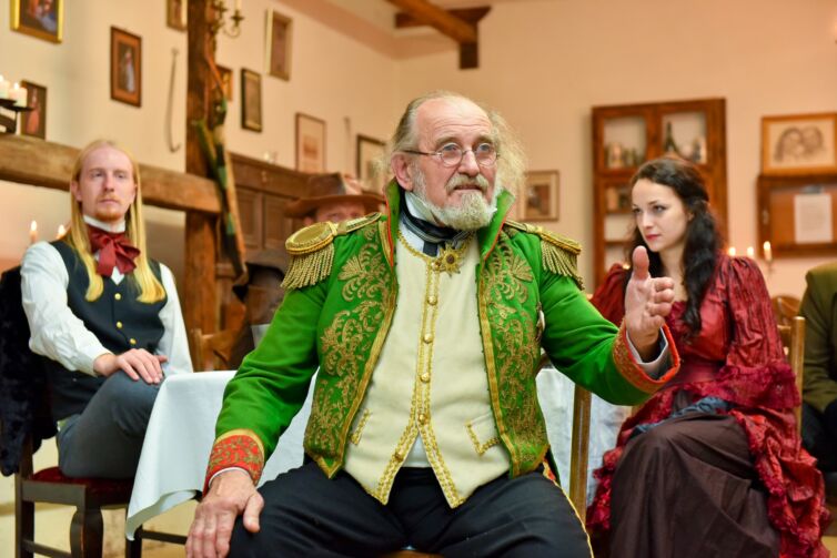 Šermiarske podujatie Menzúra 2016, dámy a páni v kostýmoch z 19teho storočia, šermiarsky majster Peter Koza