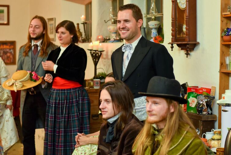 Šermiarske podujatie Menzúra 2016, dámy a páni v kostýmoch z 19teho storočia