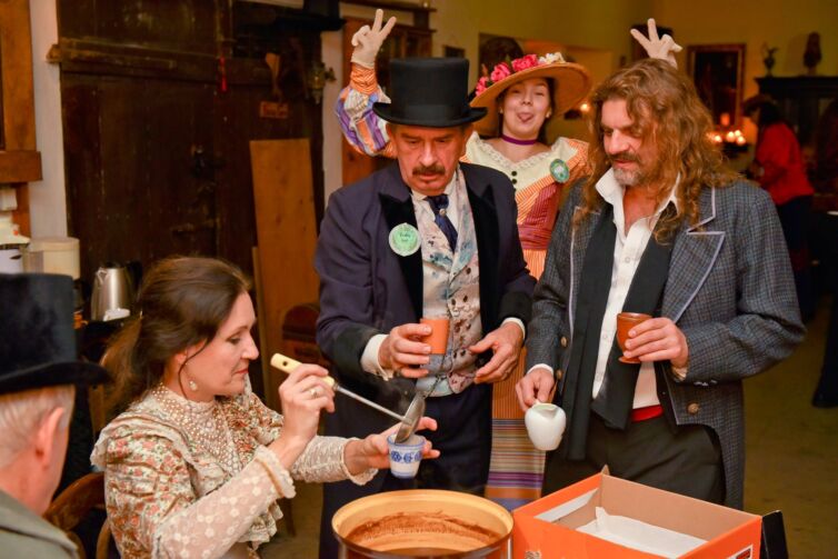 Šermiarske podujatie Menzúra 2016, dámy a páni v kostýmoch z 19teho storočia