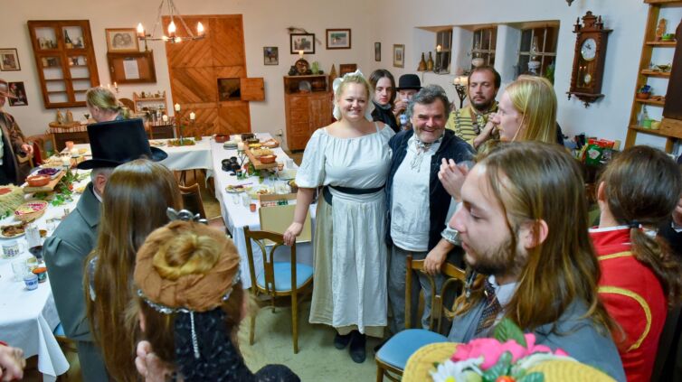 Šermiarske podujatie Menzúra 2016, dámy a páni v kostýmoch z 19teho storočia