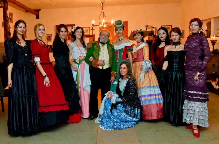 Šermiarske podujatie Menzúra 2016, dámy a páni v kostýmoch z 19teho storočia