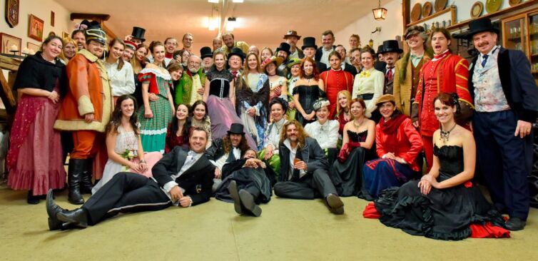 Šermiarske podujatie Menzúra 2016, dámy a páni v kostýmoch z 19teho storočia