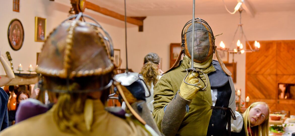 Šermiarske podujatie Menzúra 2016, dámy a páni v kostýmoch z 19teho storočia