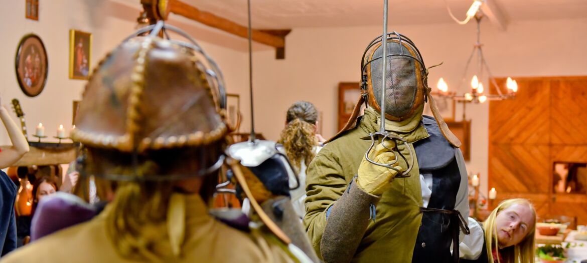 Šermiarske podujatie Menzúra 2016, dámy a páni v kostýmoch z 19teho storočia