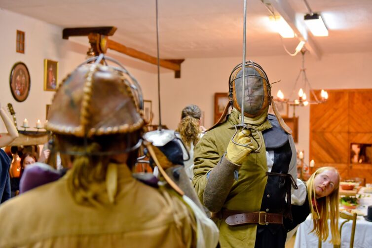 Šermiarske podujatie Menzúra 2016, dámy a páni v kostýmoch z 19teho storočia