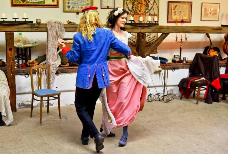 Šermiarske podujatie Menzúra 2016, dámy a páni v kostýmoch z 19teho storočia