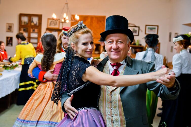 Šermiarske podujatie Menzúra 2016, dámy a páni v kostýmoch z 19teho storočia