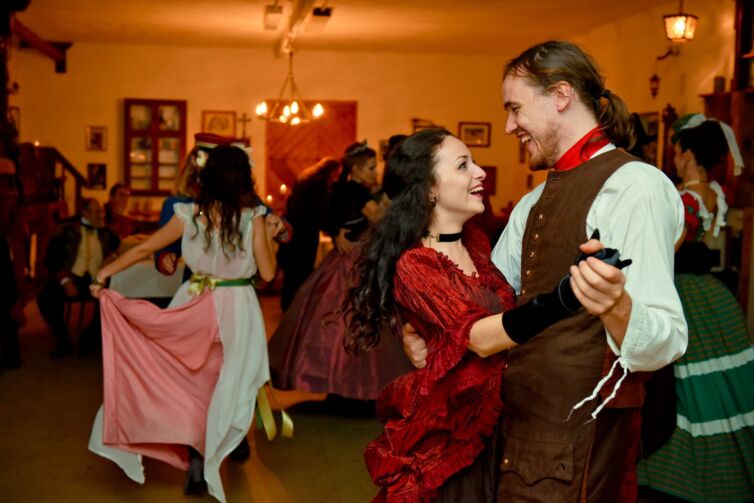 Šermiarske podujatie Menzúra 2016, dámy a páni v kostýmoch z 19teho storočia