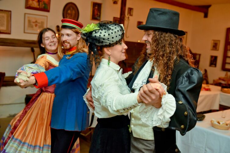 Šermiarske podujatie Menzúra 2016, dámy a páni v kostýmoch z 19teho storočia