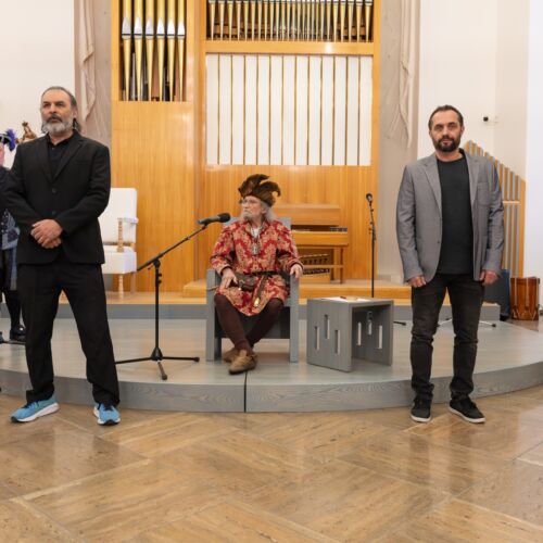 Šermiarsky majster Peter Koza a štyria páni zo šermiarskej školy Magisterium