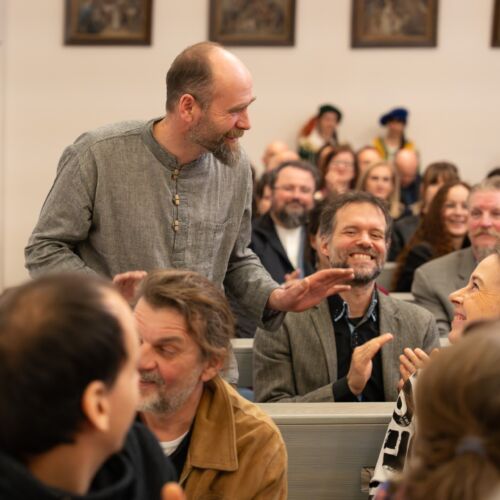 Usmiati páni a dámy