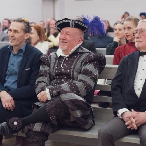 Páni sediaci na lavičke