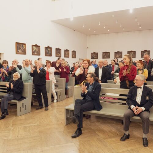 Tlieskajúce dámy a páni