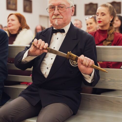 Pán s dýkou v ruke