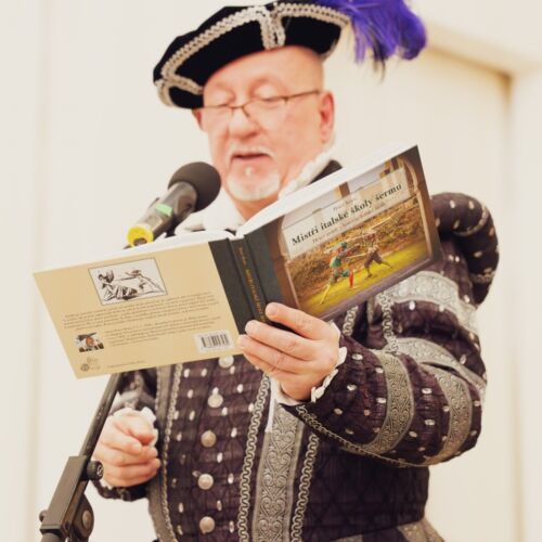 Pán v kostýme číta z knihy