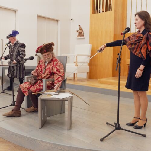 Šermiarsky majster Peter Koza a jeho manželka uvádzajú knihu do života