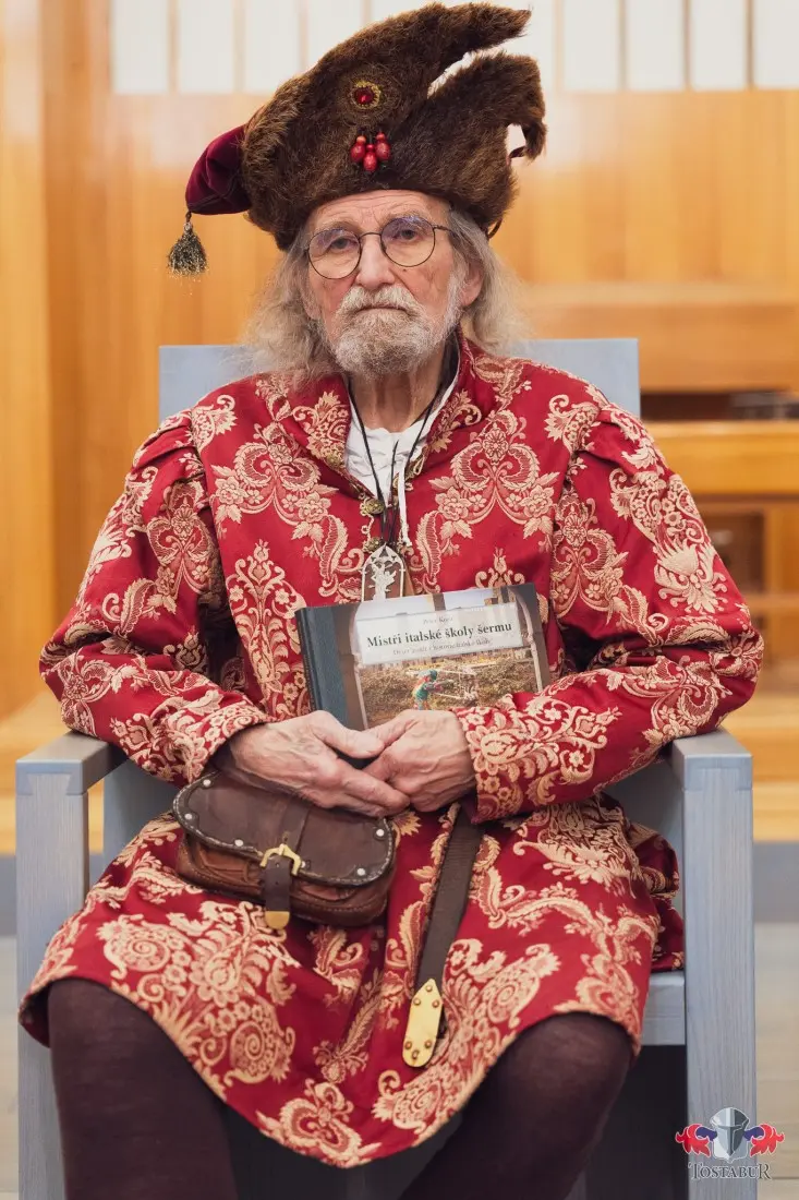 Šermiarsky majster Peter Koza so svojou knihou