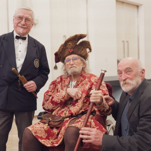 Šermiarsky majster Peter Koza v spoločnosti pánov