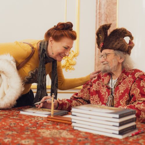 Šermiarsky majster Peter Koza v spoločnosti dámy