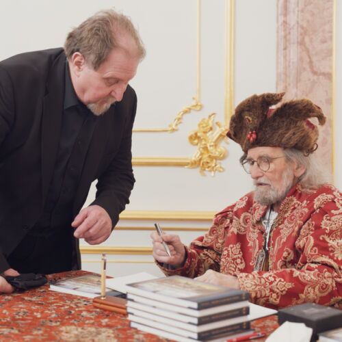 Šermiarsky majster Peter Koza podpisuje knihu