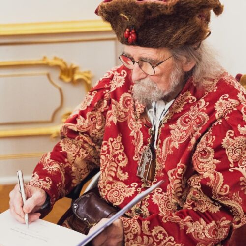 Šermiarsky majster Peter Koza podpisuje knihu