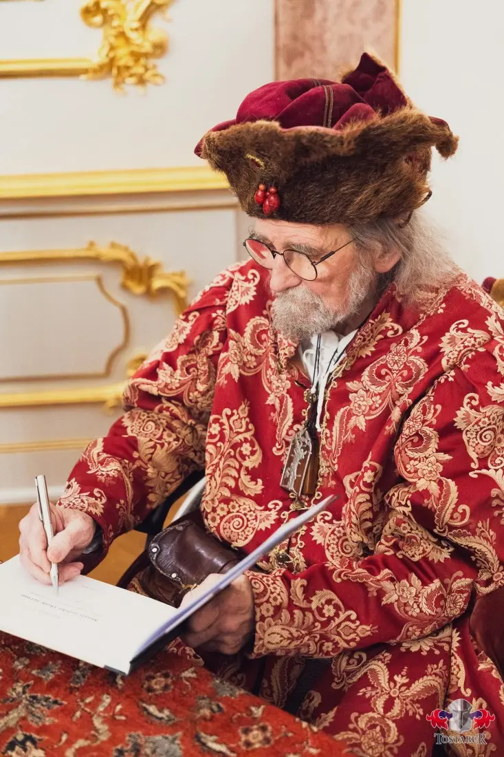 Šermiarsky majster Peter Koza podpisuje knihu