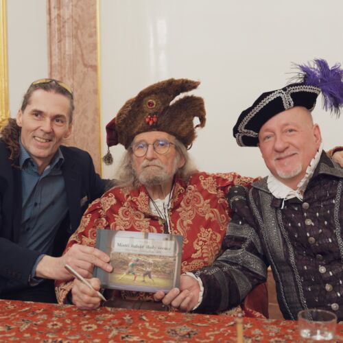 Šermiarsky majster Peter Koza v spoločnosti dvoch pánov