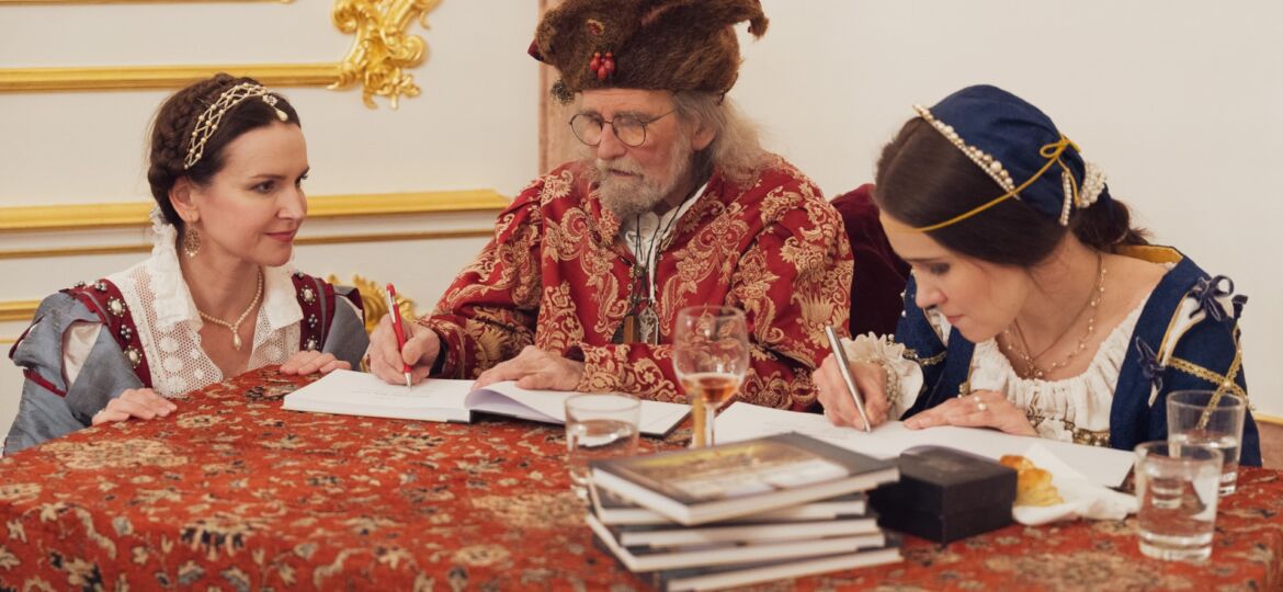 Šermiarsky majster Peter Koza podpisuje svoju knihu