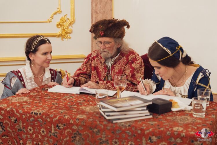 Šermiarsky majster Peter Koza podpisuje svoju knihu